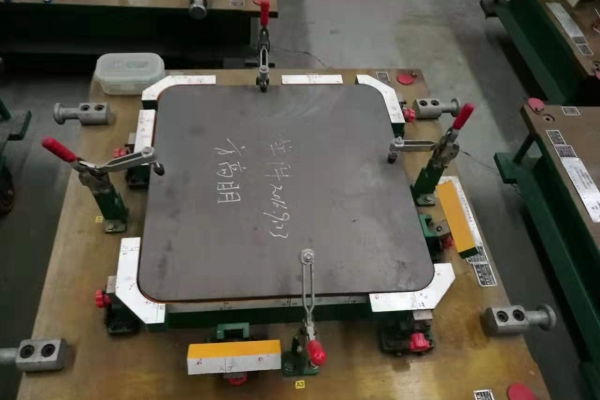 汽車天窗夾具